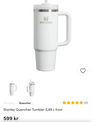 Stanley Quencher Tumbler 0,89 L Frost - Stanley Quencher Tumbler 0,89 L i frostvitt utförande. Robust och stilren termosmugg med handtag och sugrör, perfekt för både kalla och varma drycker. Produkten ser helt ny ut utan synligt slitage eller defekter. OANVÄND!! Ordinarie pris 599kr 