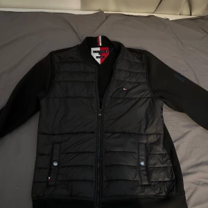 Svart Cardigan jacka  från Tommy Hilfiger - Köpt för 2600kr i farfetch använt sällan