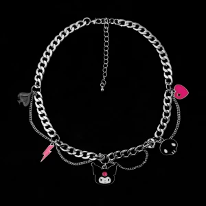 Kuromi Halsband 🎀🖤 - Chunky halsband från Bershka x Kuromi! 🎀⛓️Kedjan är 36-45cm lång 📏I fint skick (berlocken längst till vänster är liiiite missfärgad som ni ser om ni zoomar in på tredje bilden)! ✨Säljs inte längre så passa på att göra ett gulligt fynd!! 🖤Köp nu 💌