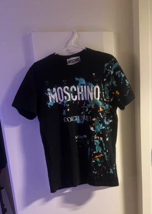Svart Moschino Couture t-shirt - Svart t-shirt från Moschino Couture