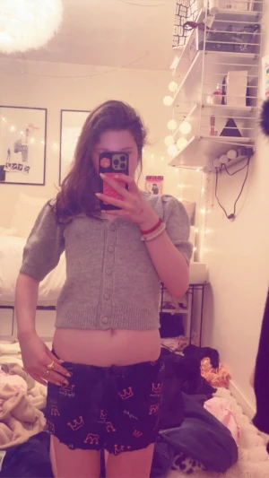 Söt topp 💗 - Söt top med puffiga ärmar har aldrig använt !! 💗💕🧸🐻‍❄️🎀