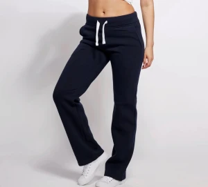 Mörkblå russemerch mjukisbyxor  - Säljer ett par mörkblå mjukisbyxor från Russemerch i storlek S. Byxorna har vit snörning, raka ben och mjukt, fleecefodrat material. Perfekt längd t mig som är 162cm. Byxorna är bara använda ett fåtal gånger, de har inga synlig skavanker