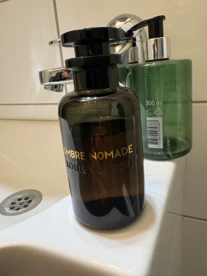Louis Vuitton parfym  - Louis Vuitton Ombre Nomade 100ml bara testat den så i stort sett helt Ny (full)  Nypris: 4500kr