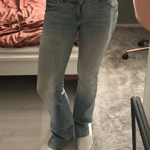 Bootcut jeans från bershka  - Snygga ljusblå jeans med bootcut passform i strl s 