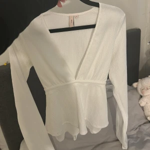 Topp med band  - Jättefin topp från nelly med knytdetalj på ryggen! Använd typ 1 gång 