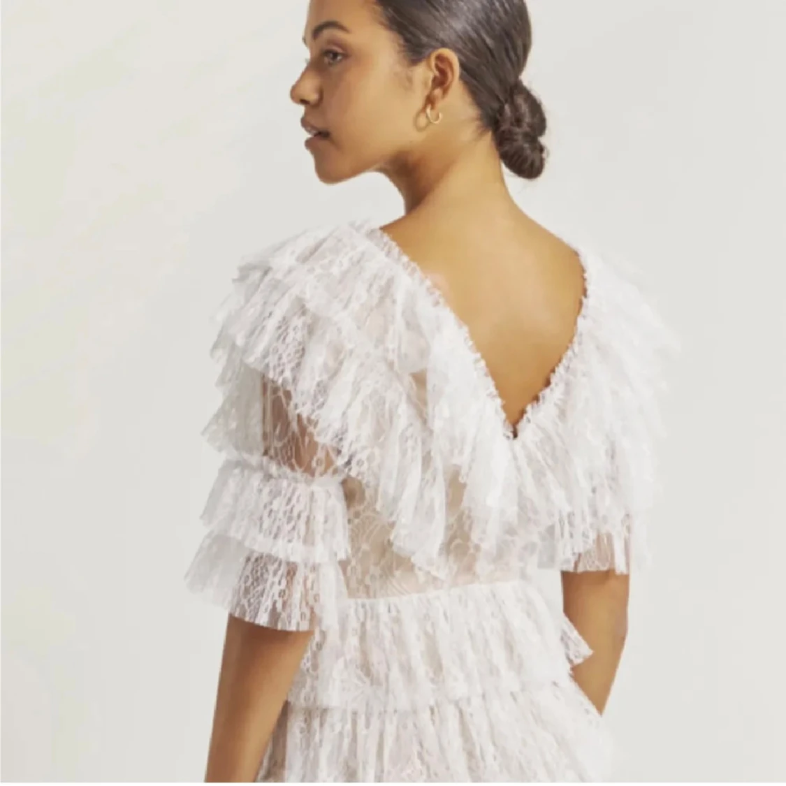 Vit spetsklänning med volanger - 1