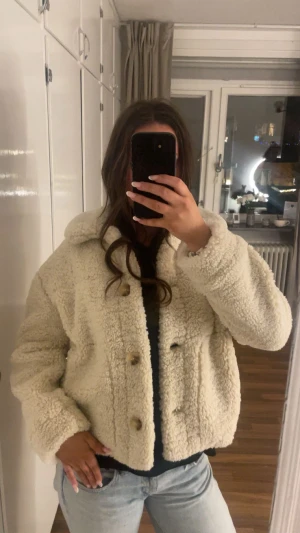 Beige teddyjacka med knappar - Supermysig beige teddyjacka med stora knappar framtill🩷🩷