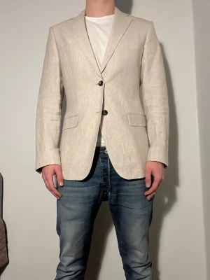 Kavaj från bläck - Sand färgad kavaj från bläck. Nypris 1799 aldrig använd. Size 46 