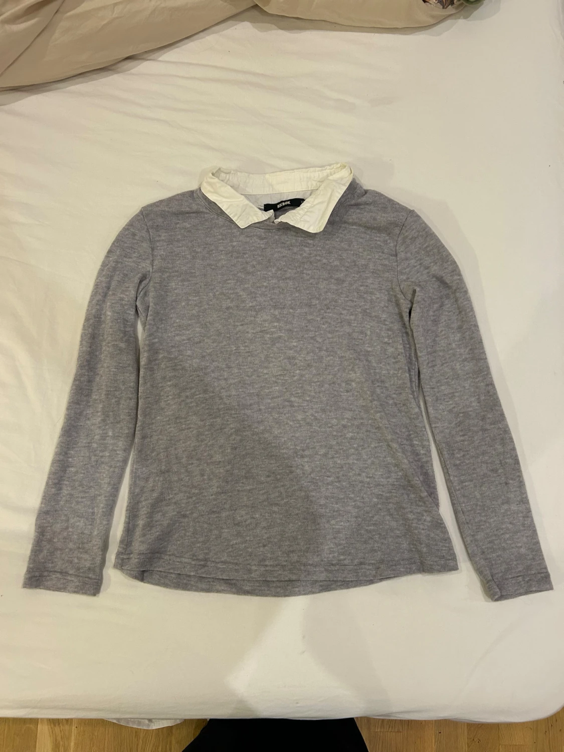 Grå tröja med vit krage från Bik Bok - 1