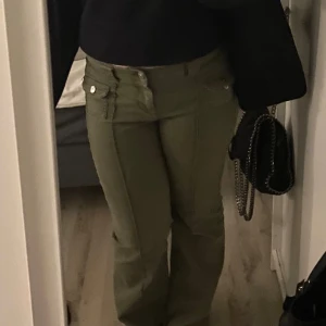Gröna bootcut jeans - Gröna jeans ifrån H&M i strl M. Jeansen är mid/lowaist, bootcut och utan defekter. Pris går att diskutera 