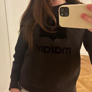 Svart sweatshirt från Isabel Marant - Använd fåtal gånger, liten defekt på märket men inget som märks. Storlek 40 men väldigt liten i storleken så skulle säga att de är en s/m snarare.