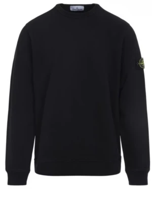 Svart sweatshirt från Stone Island - Svart sweatshirt från Stone Island med klassisk rund hals och ribbade muddar. Tröjan har lång ärm och den ikoniska logotypen på vänster ärm. Tillverkad i mjuk bomull för skön komfort och stilren look.