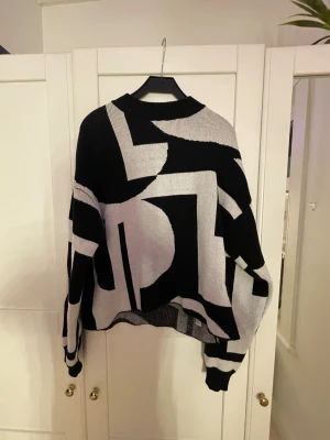 Svartvit stickad tröja från NA-KD - Cool stickad tröja från NA-KD i storlek S med svartvitt grafiskt mönster. Materialet är mjukt och skönt stickat❤️