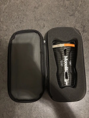 Monolit Shin Guards 14cm - Monolit benskydd i kolfiber, längd 14 cm (5½ inch). Levereras i originalfodral, mycket lätt och slitstark design. Passar perfekt för fotbollsspelare som söker maximalt skydd och komfort. Skicket är utmärkt, inga synliga defekter eller slitage.