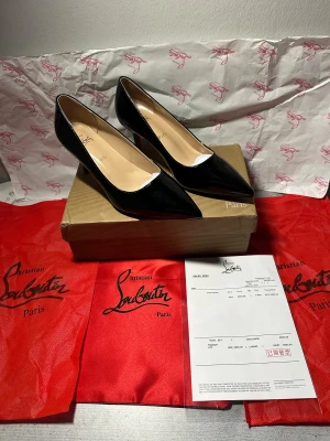 Christian Louboutin svart röda klackar  - Säljer ett par ikoniska svarta klackar från Christian Louboutin i glansigt lackskinn med klassisk röd sula. Skorna har spetsig tå och hög klack, perfekt för dig som vill sticka ut med en lyxig och tidlös look. Kommer med originalkartong och dustbags. Priset går att diskutera ☺️ skorna är aldrig använda ! Och jag fraktar snabbt inom 1-4 timmar ☺️
