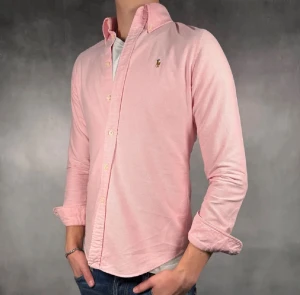 Ralph Lauren skjorta - - Ralph Lauren skjorta — Storlek S/P (Custom Fit) — 9/10 — Bra skick utan skavanker — Inkluderat - Skjorta — Retail 2000kr — Modellen är - 180cm, 65kg - OBS Sitter som XS 