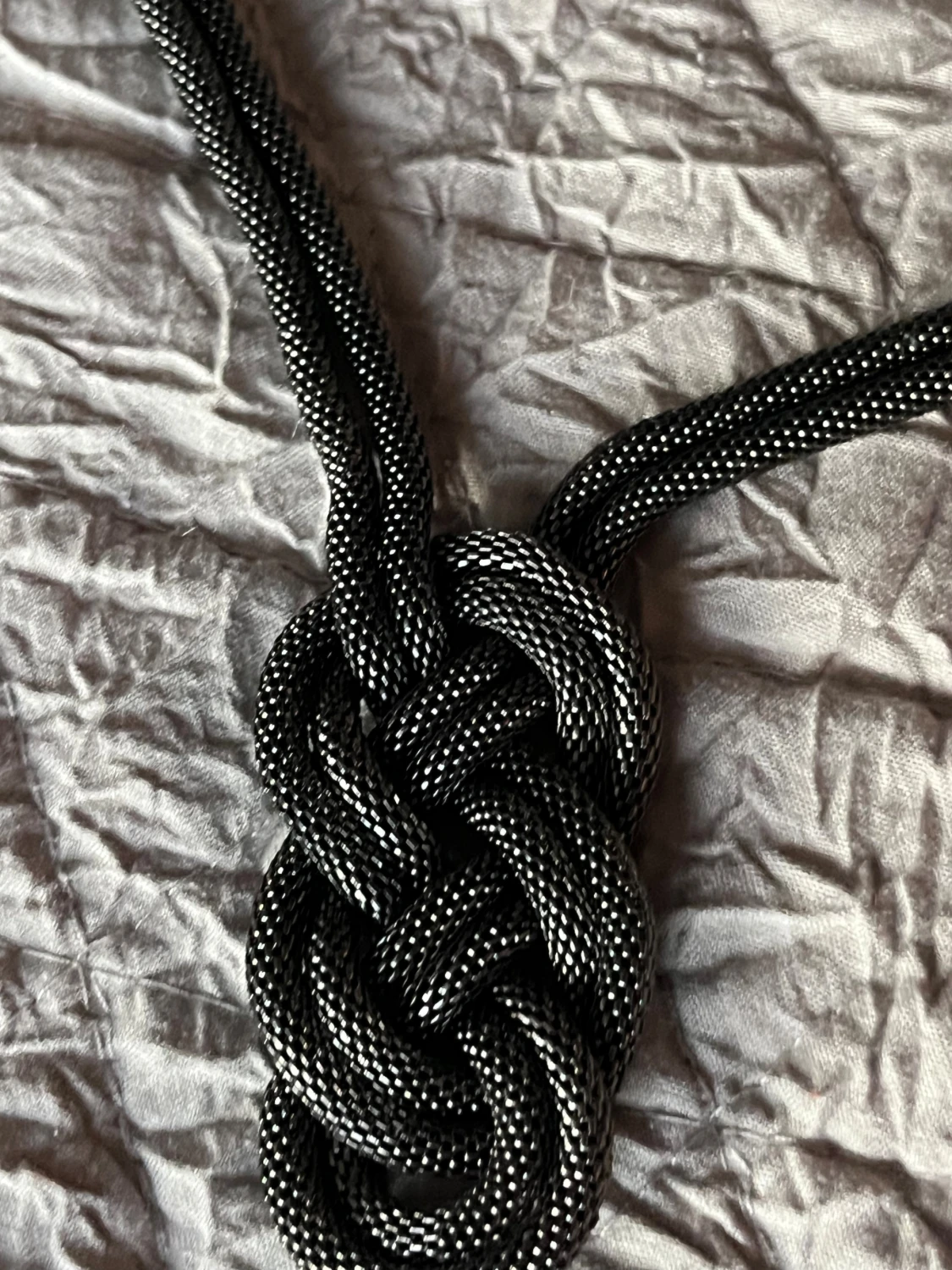 Svart och silverfärgat flätat halsband - 1