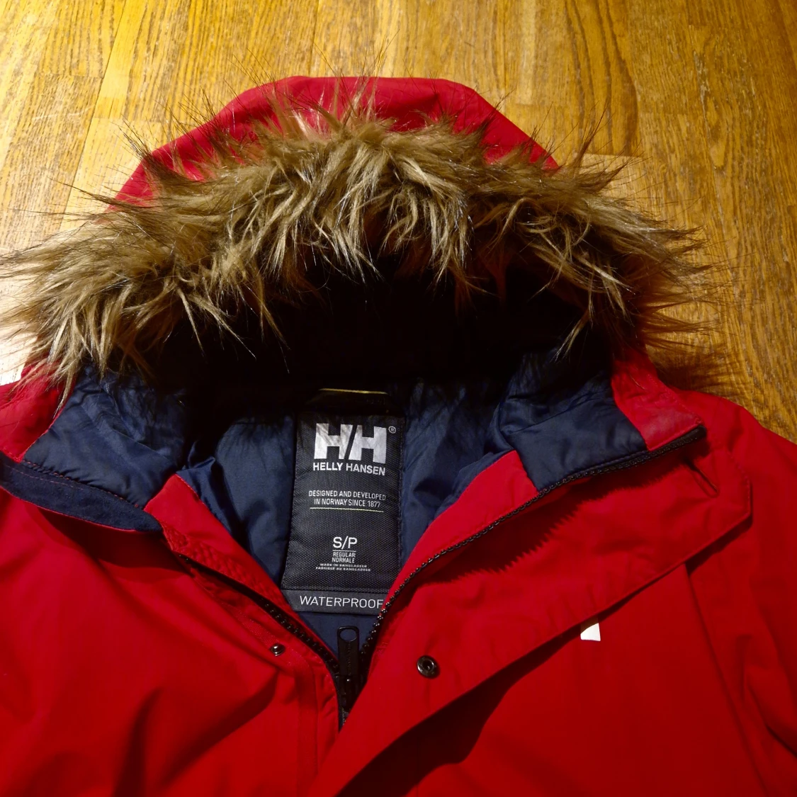 Röd vinterjacka från Helly Hansen med fuskpäls - 2