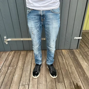 Nudie jeans - Säljer mina nudie jeans i färgen blå och storlek W29 och L30 för de är uppsydda så passar i L30. Hör av dig vid frågor eller funderingar.