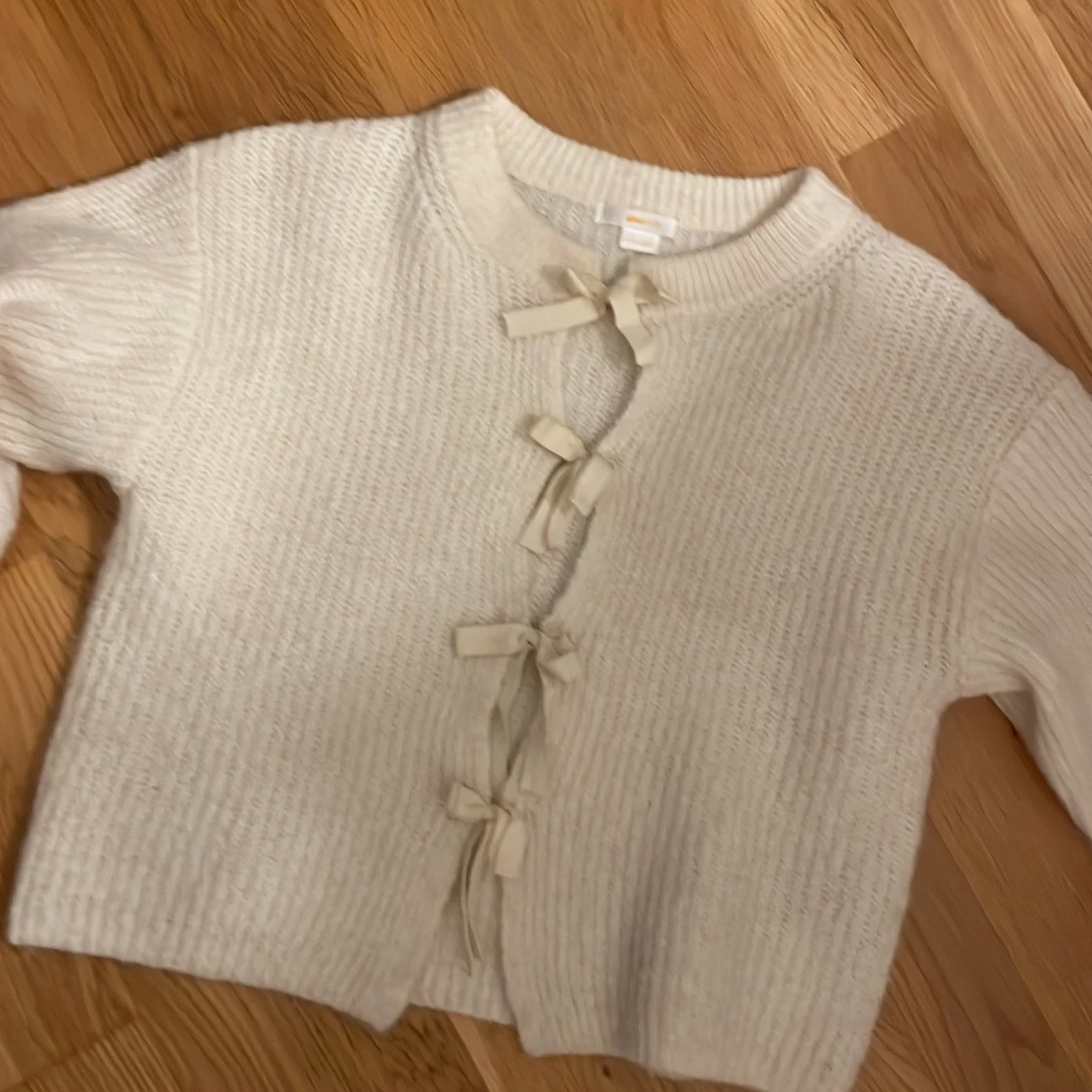 Vit stickad bolerotopp med rosetter - 3