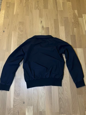 Patagonia vindjacka  - Mörkblå vindjacka från Patagonia. Väldigt bra skick o ser ut som ny. Storlek S. Hör av dig vid intresse eller frågor.