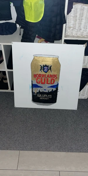 Norrlands Guld tavla 60x60cm - Denna bok har ett unikt omslag med en konstnärlig tolkning av en Norrlands Guld-burk. Perfekt för dig som gillar kreativitet och vill ha något annorlunda i bokhyllan. Omslaget sticker ut och passar dig som uppskattar konst och design.