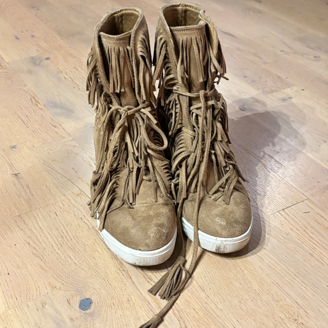 Kamelbruna mockasneakers med fransar - 2