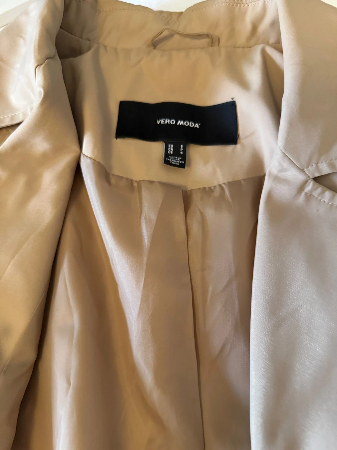 Beige trenchcoat från Vero Moda - 2