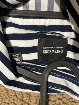 Randig skjorta från Only & Sons XS - Rensar ut min garderob, alltså vissa kläder som är väll använda vissa är knappt använda, storlek ser ni. Väldigt bra pris på allt så köp boundell om ni vill!! Hör av vid frågor 