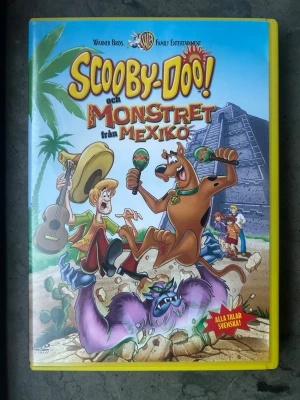 Scooby doo! Och monstret i mexiko - Scooby-Doo och hans amigos drar söderut!   Filmen handlar om ett gäng som drar söderut för en fabelaktig semester i en upptäcker snart att det är en varelse som är över längd med stora lysande gröna ögon. När Scooby-Doo och gänget försöker att deras vän kanske kan vara säker och ting än mer mystiska. Scooby, Shaggy och de andra måste klara av allt från hemska spöken till utomjordiska spöken och de har bråttom att lösa detta mysterium i Mexiko innan varelsen från Veracruz tar till igen!  