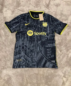 Barcelona fotbollströja Nike svart/gul - Säljer en officiell FC Barcelona fotbollströja från Nike med Spotify-logga. Tröjan är svart med gula detaljer och har ett unikt grafiskt mönster inspirerat av stadens arkitektur. Kortärmad modell i lätt Dri-FIT-material som andas. Perfekt för dig som älskar Barca!