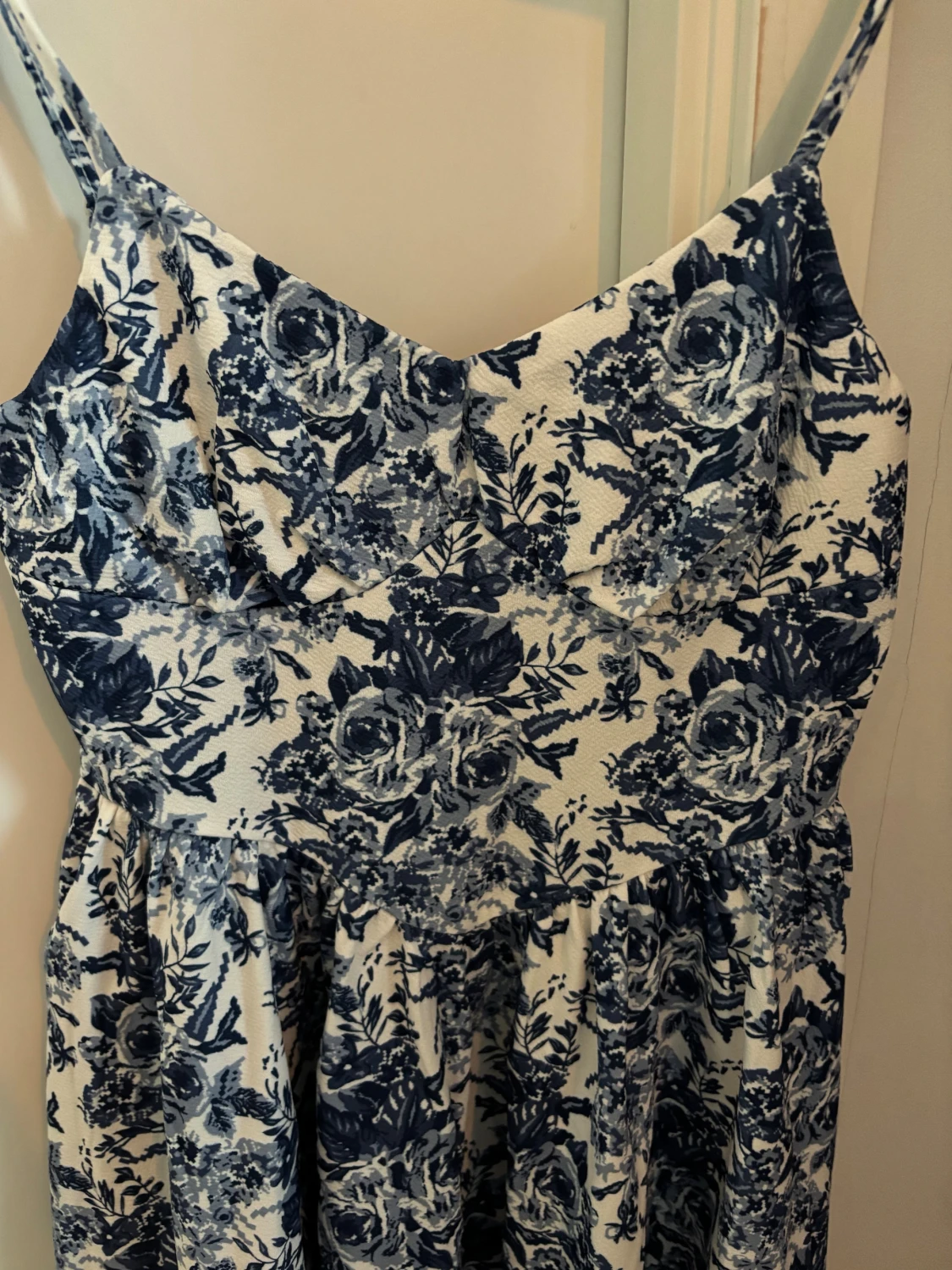 Blommig vit och blå kortklänning - 2