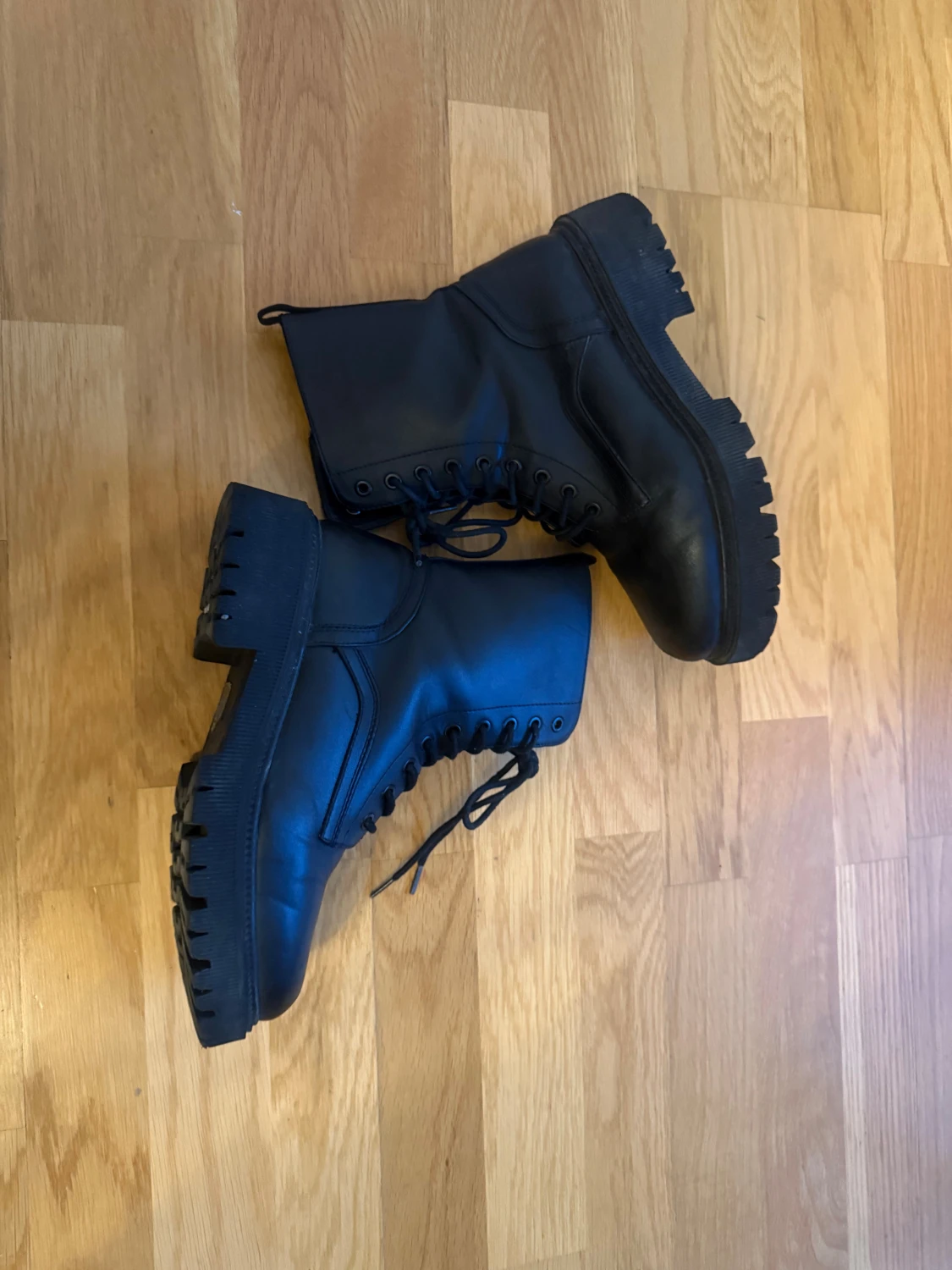 Svarta boots med snörning och dragkedja - 1