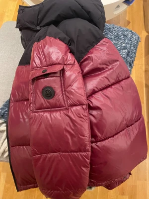 Puffer jacket Michael Kors - Högkvalitativ puffer jacka från Michael Kors. Inga skador eller dylikt, i princip nyskick. Storlek S men passar om du bär M också. Nypris 1500kr