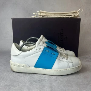 Valentino open sneaker - –  Skick: 8,5/10  –  Tillbehör: Enbart skorna ingår  –  Nypris: 7280 kr  Denna modell är stor i storlek och vi rekommenderar att gå ner en storlek