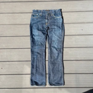 Snygga slim bootcut jeans från nudie - Storlek 31×32  Längd: 101cm  Innersöm: 19cm  Midja: 37cm  Skick: Felfritt  Modell: slim Jim