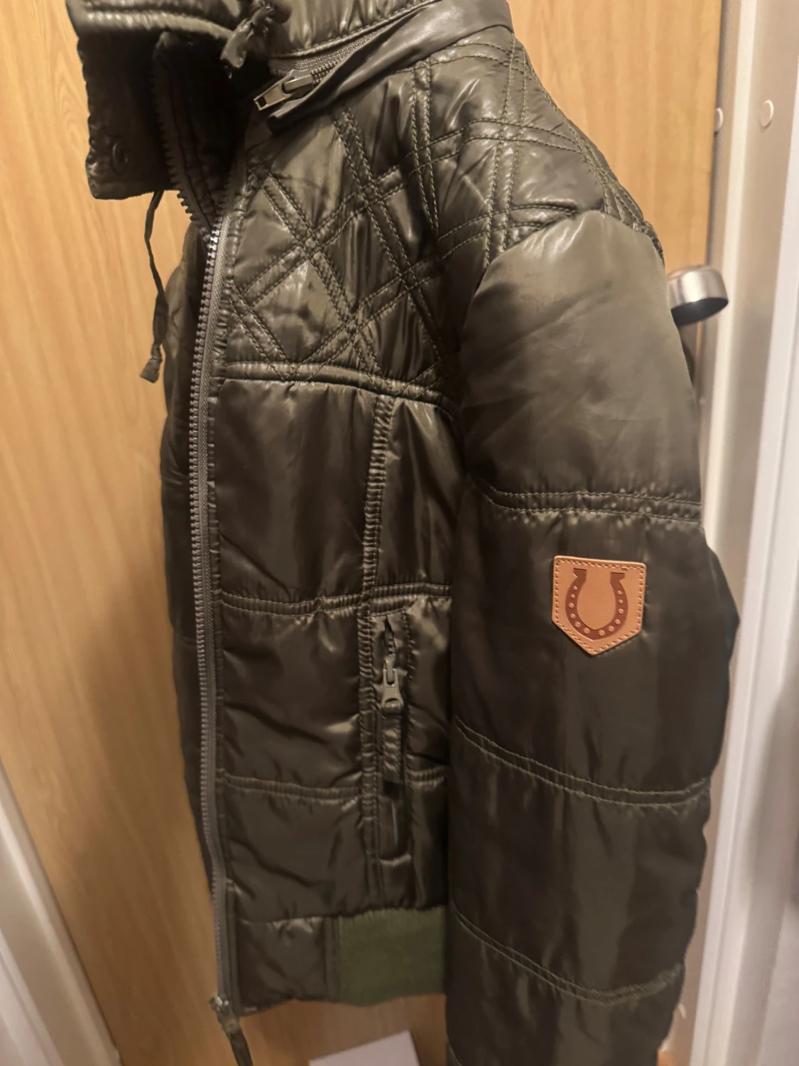 Mörkgrön quiltad pufferjacka med huva