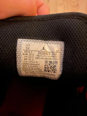 Nike Air Jordan 1 svart/vit/röd 37.5 - Nike Air Jordan 1 sneakers i svart, vit och röd. Lite slitna inne vid hälen, fler bilder kan skickas