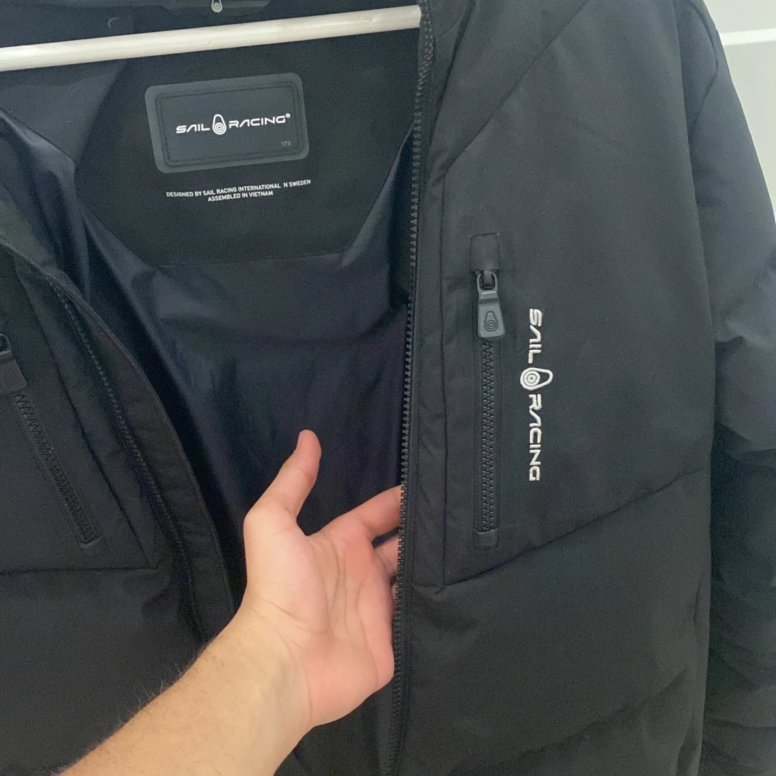 Svart pufferjacka från Sail Racing - 3