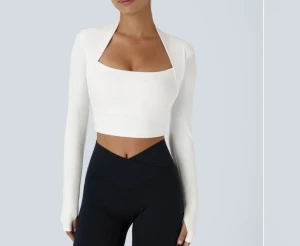 Sport top  - Ny sport top från Halara, prislapp kvar. Lent fint material som andas och där svettfläckar inte syns. Uttagbara inlägg vid brösten. Köpt för 499