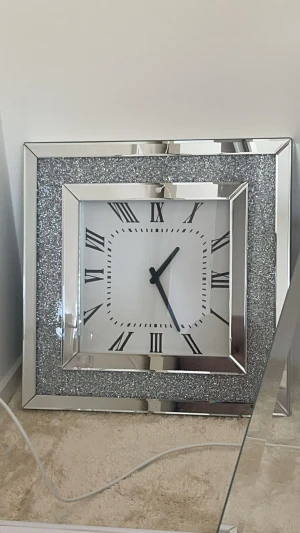 Spegelklocka lyx - Helt ny jättefin oanvänd spegelklocka som tyvärr aldrig kom till användning pga flytt.   Mått 50x50 cm