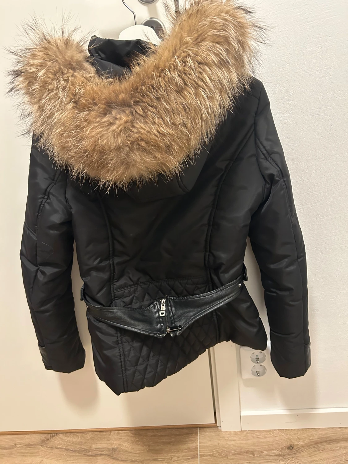 Svart pufferjacka med päls från Jayloucy - 5