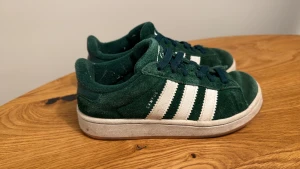Adidas Campus sneakers gröna mocka - Gröna Adidas Campus sneakers. Skorna har används få gånger och är i storlek 34 för barn. Har växt ur de men inte gjort något med skorna.