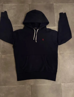 Ralph Lauren hoodie  - Säljer denna Ralph Lauren hoodien i mycket bra skick, skick = 8/10, storlek = XS, mitt pris = 1599, modellen är 170, 58kg, hör av er vid frågor eller funderingar 🤩🙌