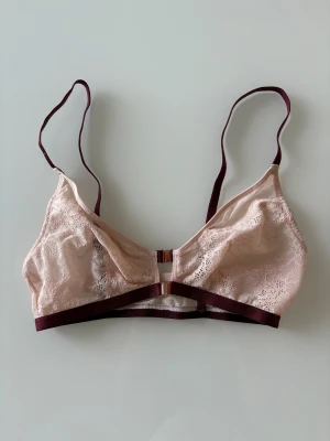 Bralette från Zalando - Endast använd en gång innan jag insåg att den var för liten på mig. Passar en S/M. Inga defekter, i jättefint skick. Lappar bortklippta men köpt på Zalando. Stängs/öppnas med knäppning (små magneter) där framme. Hela omkretsen 60 cm. Kan fås gratis vid köp av annat.