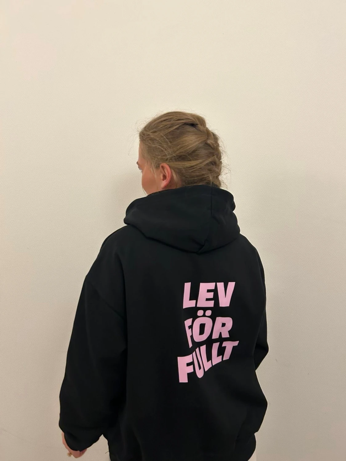 Svart hoodie med rosa tryck