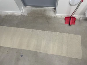 Beige/gulaktig gardinkappa i enkel design - Snygg och lång gardinkappa i beige/gulaktigt linne, perfekt för dig som gillar minimalistisk stil. Materialet är luftigt och har en naturlig struktur som ger en chill vibe. Rektangulär form och helt utan mönster eller detaljer. Passar dig som vill ha något enkelt och stilrent. Materialet är av 79% polyester & 21% Viskos Bredd 242 cm, längd 52,5cm