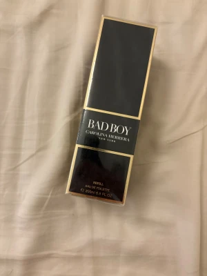 Carolina herrera parfym. Bad Boy Eau de Toilette 200ml - Parfym från Carolina Herrera, Bad Boy Eau de Toilette. Volymen är 200ml, perfekt för dig som vill sticka ut. QR kod som visar äktheten samt helt oöppnad. Pris 1700 säljer för 1000 då jag verkligen behöver få den såld!