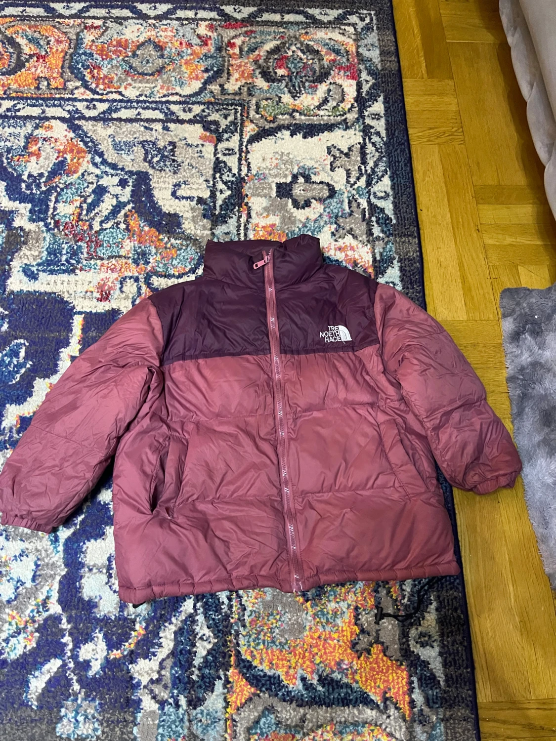 Mörkröd pufferjacka från The North Face - 2