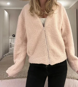 Ljusbeige teddyjacka🩷 - Supermjuk och fluffig teddyjacka i ljusrosa med dragkedja fram. Hör av er för frågor, stl 38 på lappen💖 säljs inte längre 